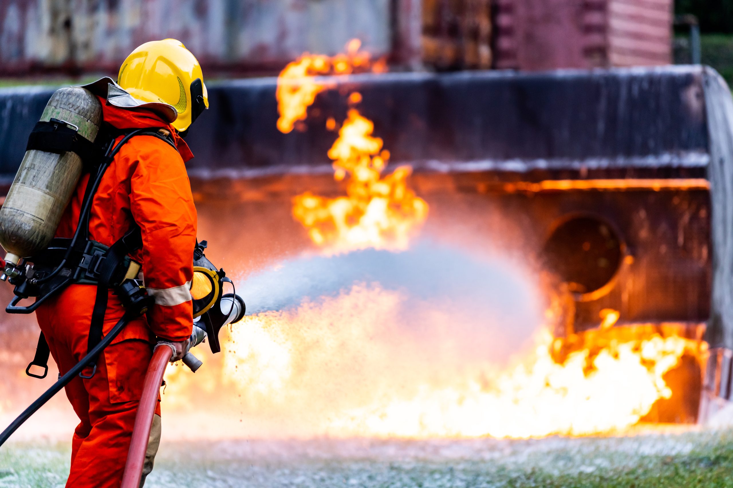 bombero-rociando-fuego-accidente-camion-cisterna-petroleo-1-scaled.jpg