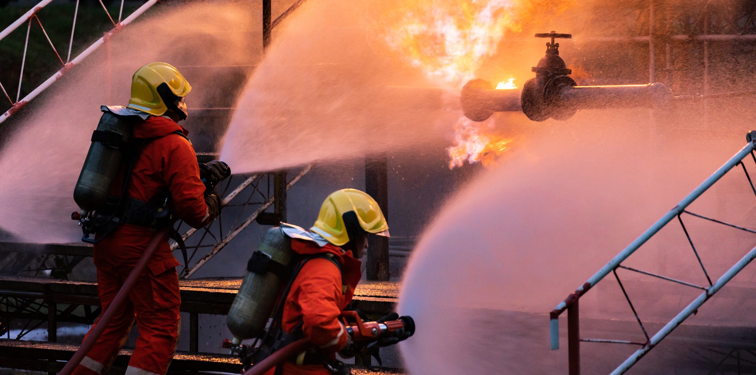 equipo-bombero-panoramico-utiliza-extintor-incendios-tipo-niebla-agua-luchar-llama-scaled.jpg