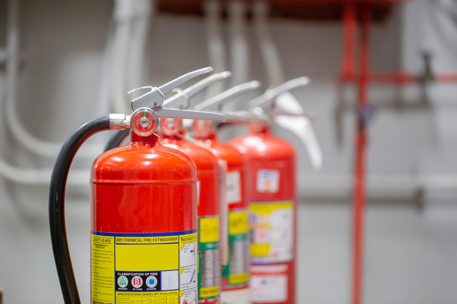 extintor-rojo-edificio-prevencion-seguridad-incendios.jpg