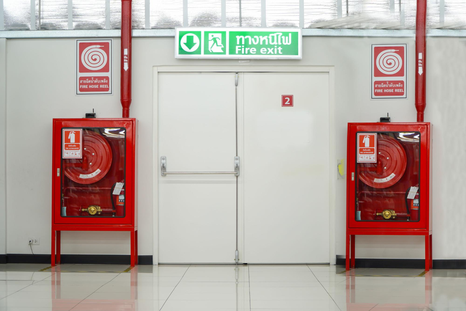 extintores-mangueras-contra-incendios-pasillos-salidas-incendios-concepto-proteccion-contra-incendios.jpg