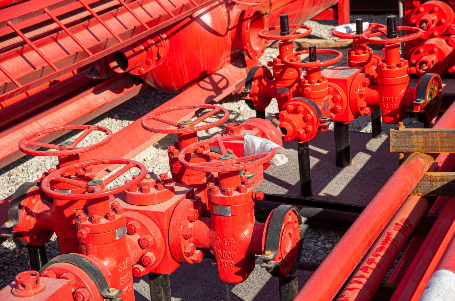 primer-plano-valvulas-oleoducto-industrial-rojo.jpg