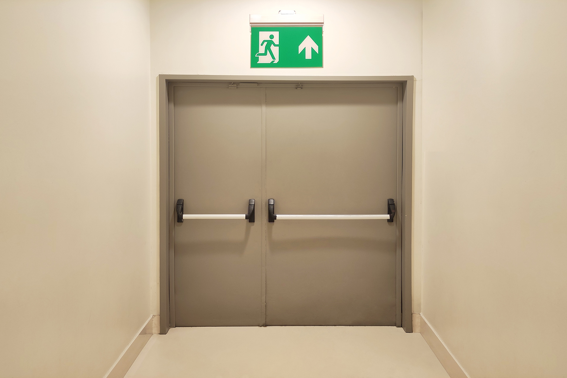 Imagem de uma Porta corta-fogo, saida de emergencia